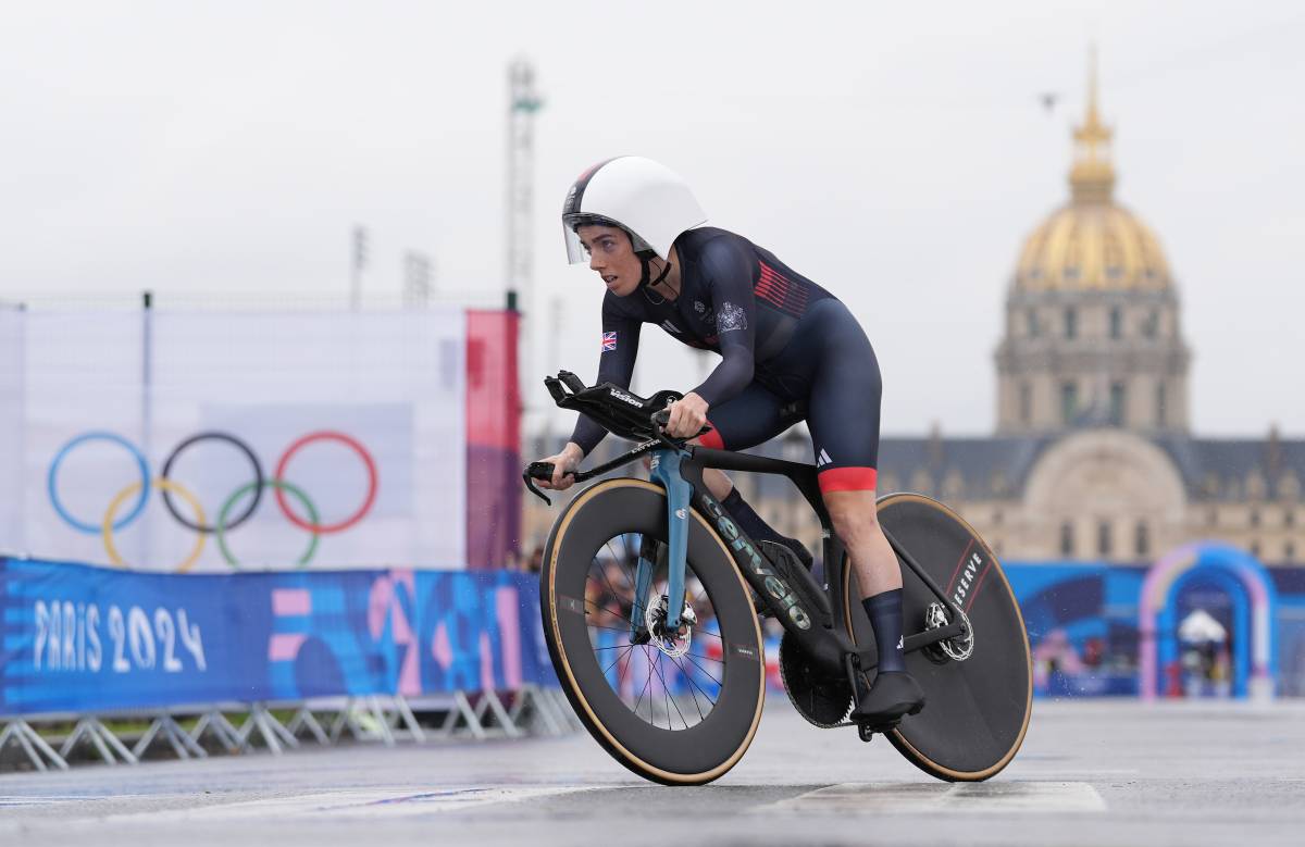 Sensational timetrial silver for Team GB's Henderson on first day of