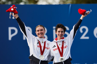 Sophie Unwin and Jenny Holl win silver in the Paralympic women's tandem B time-trial