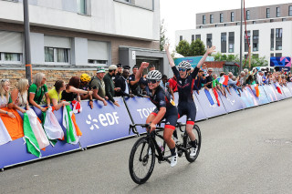 Sophie Unwin and Jenny Holl win the women's tandem B road race