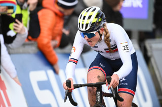 Cat Ferguson in the team relay at the 2025 UCI Cyclo-cross World Championships