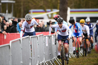 Milo Wills passes to Zoe Roche in the team relay at the 2025 UCI Cyclo-cross World Championships