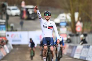 Thomas Mein celebrates in the team relay at the 2025 UCI Cyclo-cross World Championships
