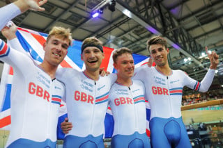 Men's team pursuit celebrate winning the men's team pursuit world title in 2022